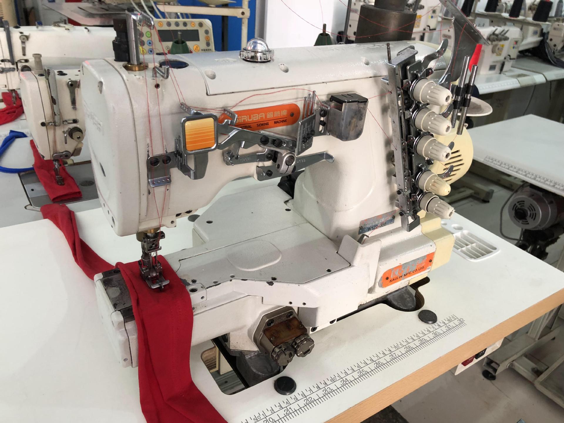 然后调节待缝制的布料的位置