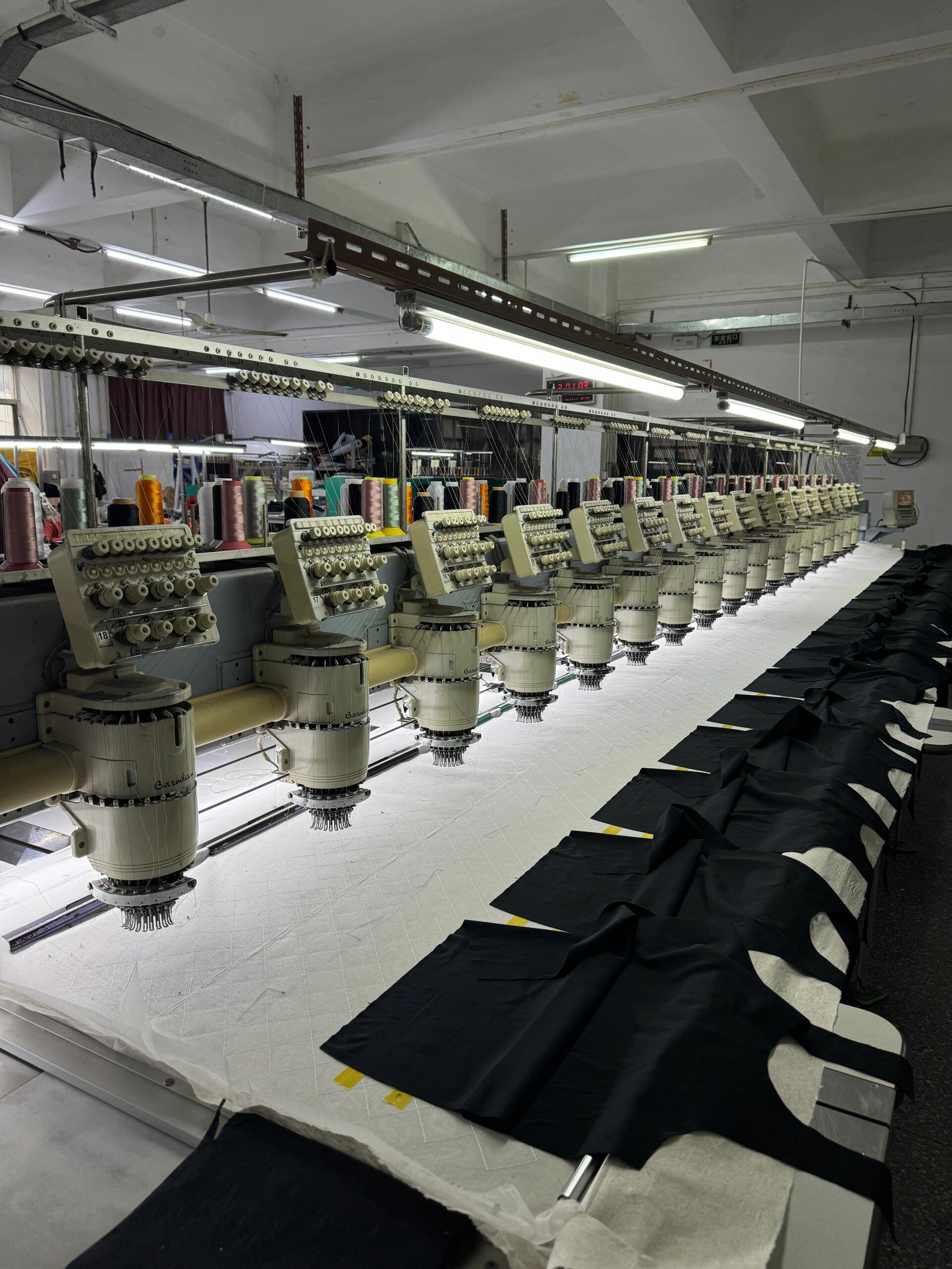 贴布绣厂家为您介绍：刺绣是中国民间传统手工艺之一