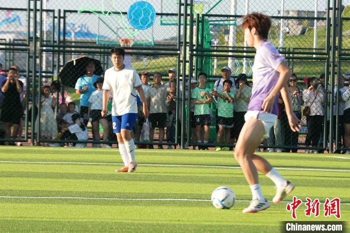 哈超火热开赛，左右哥担任揭幕战门将成开幕焦