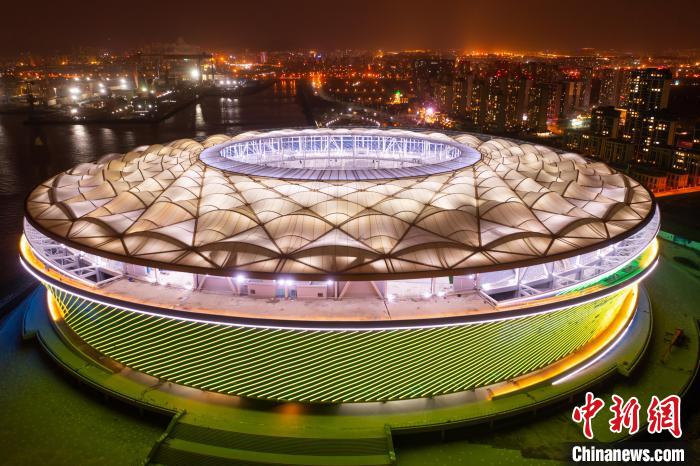 大连梭鱼湾足球场泛光系统小年夜璀璨点亮，打