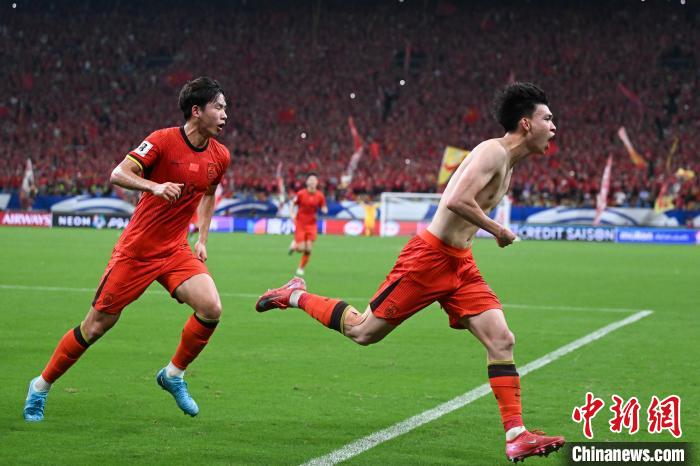 绿城主帅寄望18岁王钰栋在高压环境中的稳定性左