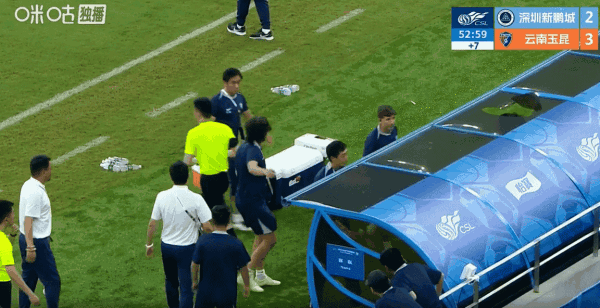 云南玉昆守门员教练米克尔赛场上被红牌罚下遭